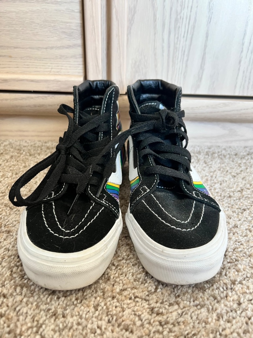 Vans high top shoes with rainbow 🌈 pattern - Picture 2 of 5